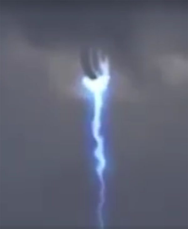 alien-mano-agarra-ovni