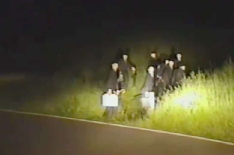 Una calle de madrugada, extraños hombres de traje y un aterrador video (desenmascarado)