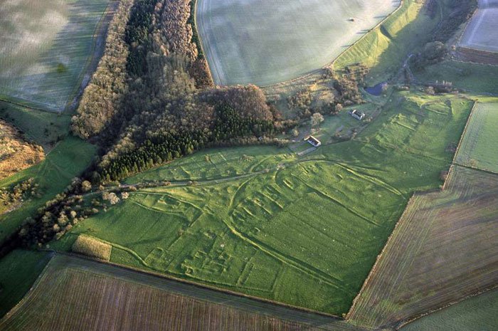 Vista aérea del pueblo medieval de Wharram Percy. resistencia contra zombies en la Inglaterra medieval