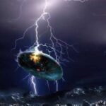 OVNI alcanzado por un rayo en Austria filmado por un grupo de personas OVNI alcanzado por un rayo en Austria filmado por un grupo de personas