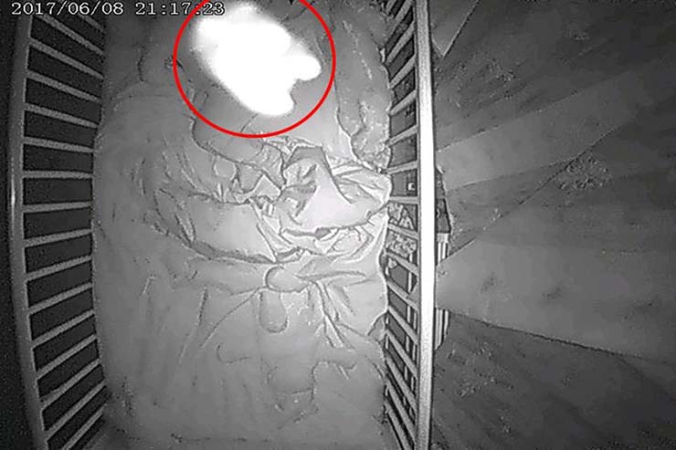 bebe fantasma en la cuna