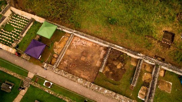 El sitio de la villa romana Chedworth donde se encontró el mosaico (a la derecha de las cubiertas de tiendas). (© National Trust Images)