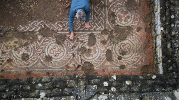 Un arqueólogo trabajando en el mosaico de la villa romana Chedworth que ha cambiado la visión de la historia post-romana en el Reino Unido. (Stephen Haywood/© National Trust Images)