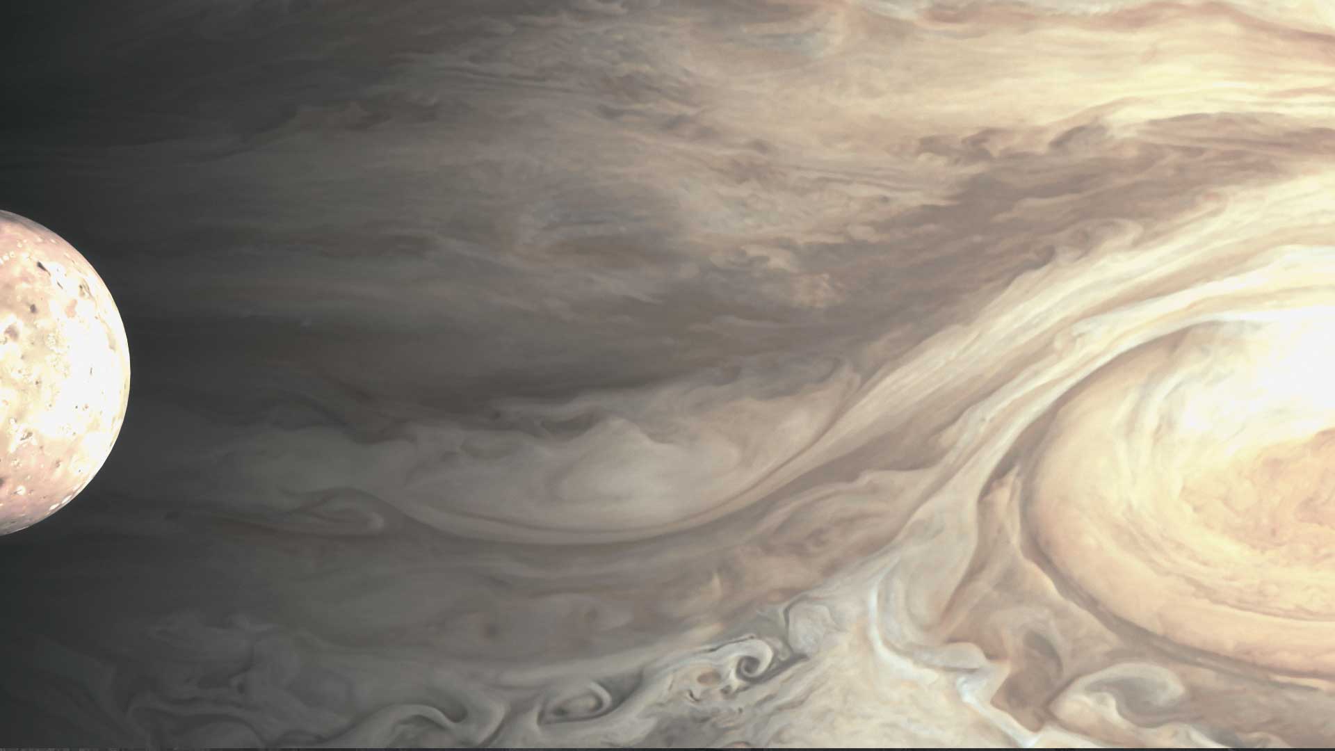Un objeto enorme es captado volando a gran velocidad en Júpiter
