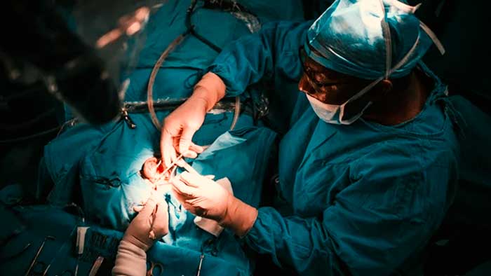 Médicos de Sudáfrica realizan con éxito el primer trasplante de oído