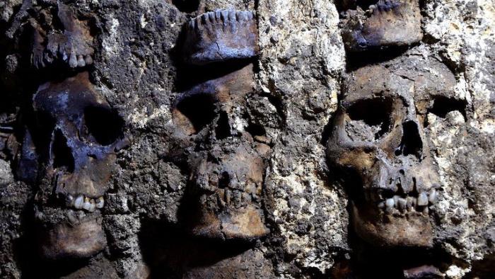 Arqueólogos encuentran un "muro de cráneos" en la Ciudad de México, restos de prisioneros y sacrificios al dios azteca 1