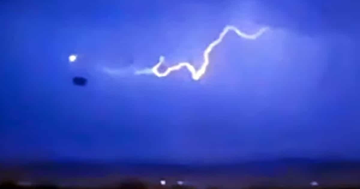 Un OVNI gigante fue filmado sobre Las Vegas durante una gran tormenta