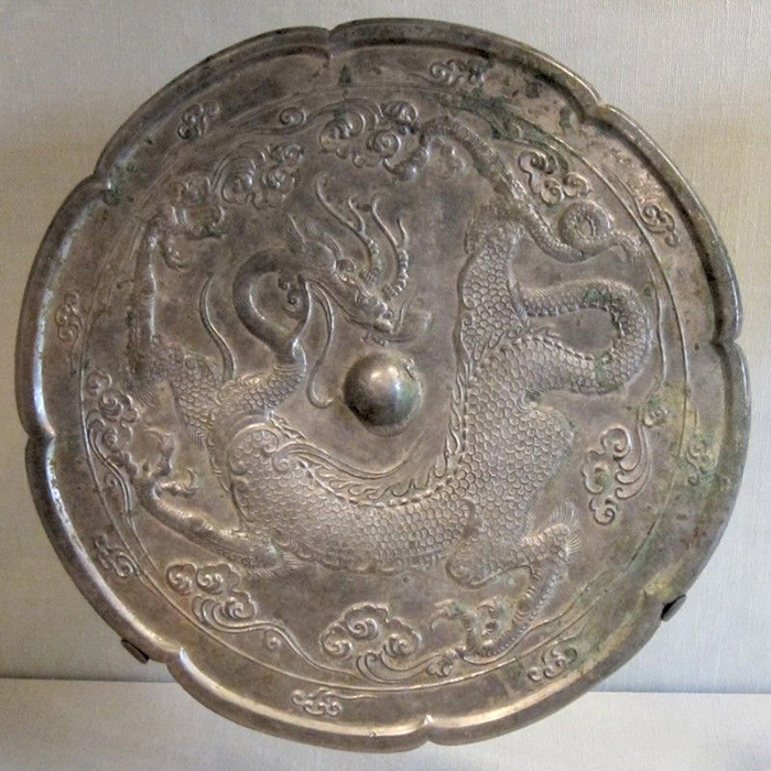 En China, el método de fabricación de una aleación de bronce se conoce desde aproximadamente el año 2000 a. C.