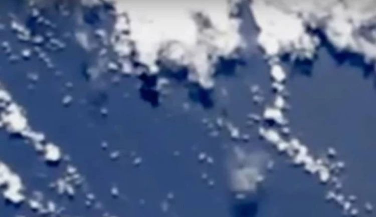 Se ha abierto una ventana en el cielo de EE. UU .: Testigos presenciales capturan un OVNI de 3 cuadrados