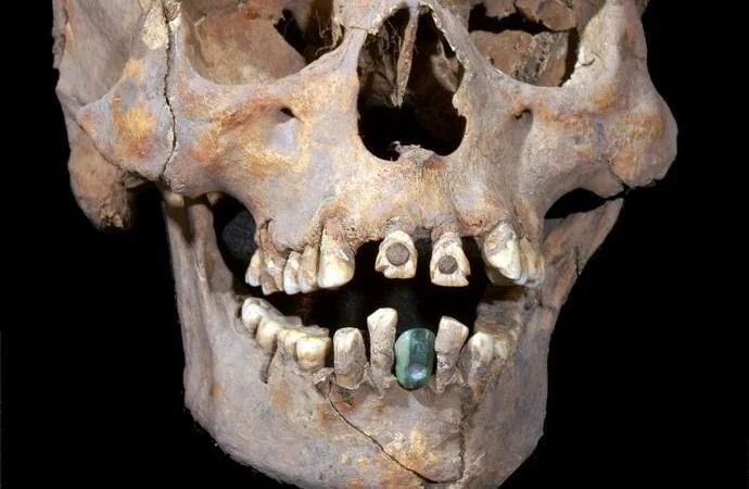 Hallan un cráneo antiguo con dentadura postiza en una pirámide mexicana