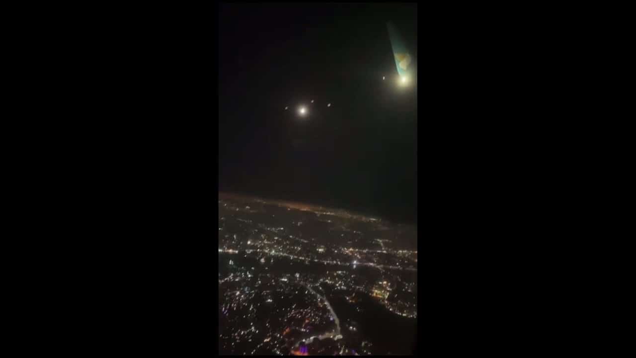 OVNI filmado desde un avión de pasajeros