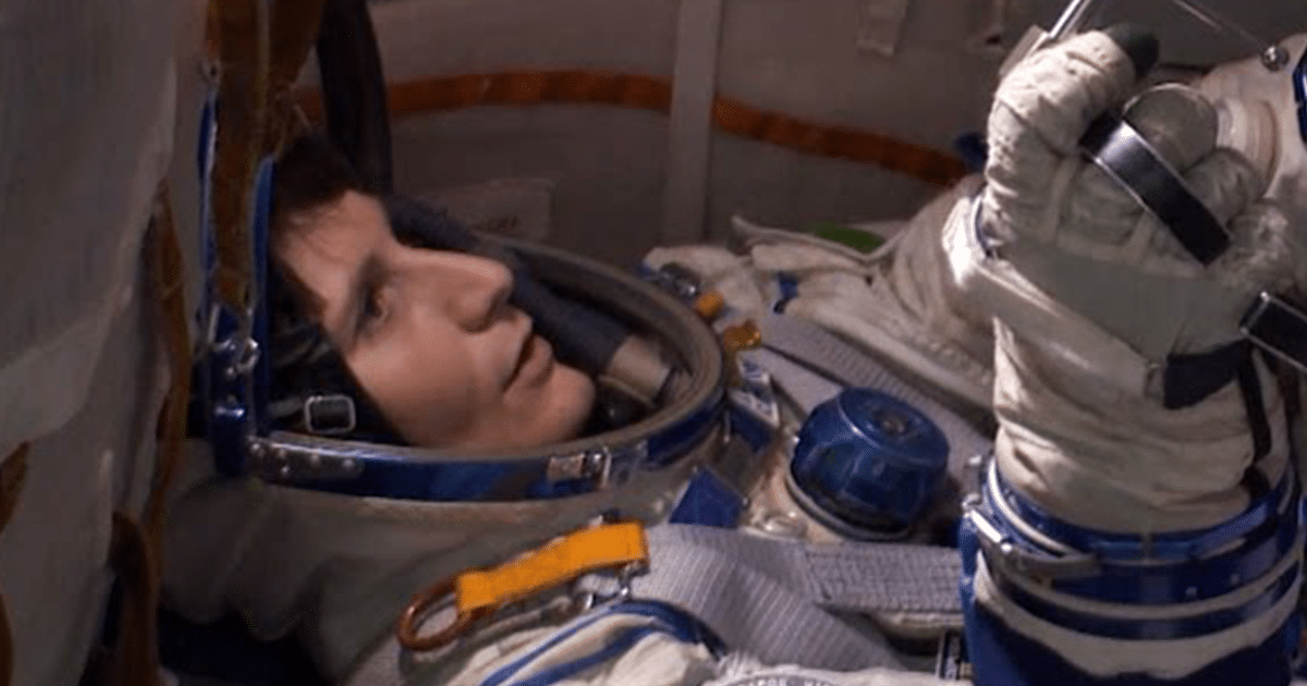 El astronauta grita de miedo cuando dos ovnis aparecieron durante una transmisión en vivo cerca de la Estación Espacial Internacional (video)