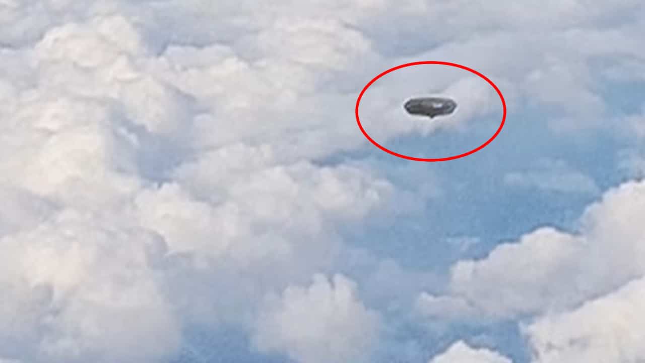 ¡Avistamiento OVNI en España grabado desde un avión!  ¡Más falso no puede ser!