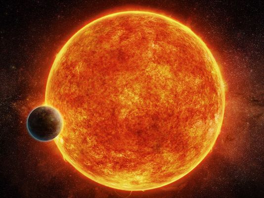 Impresión artística del exoplaneta rocoso recién descubierto, LHS 1140b, que se encuentra en la zona habitable que rodea a su estrella 'enana roja'.  El planeta pesa aproximadamente 6,6 veces la masa de la Tierra y se muestra pasando frente a su estrella.