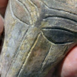 Esta máscara antigua de aspecto extraño con una "cara alienígena" fue encontrada en Bulgaria