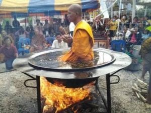monje medita en una olla de aceite hirviendo en llamas