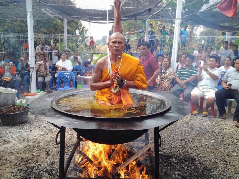 Monje tailandés medita en una olla de aceite hirviendo en llamas