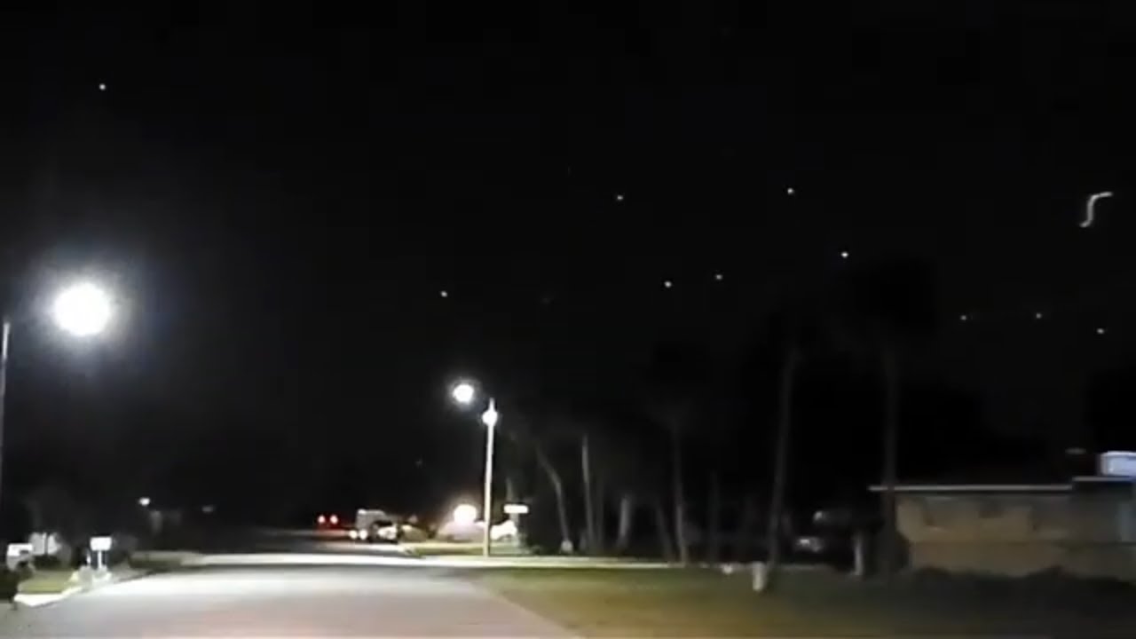 Múltiples luces desconocidas filmadas sobre Lehigh Acres, Florida – 23 de febrero de 2021