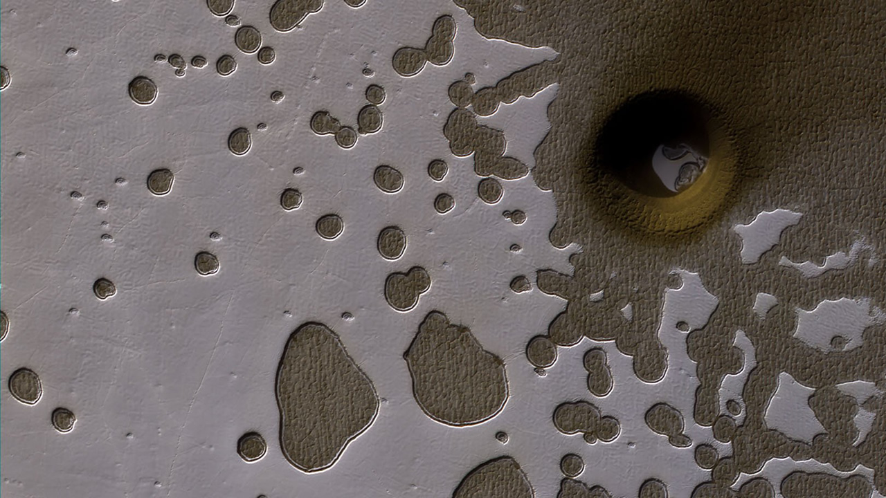 La NASA no puede explicar qué es este extraño y profundo agujero en Marte