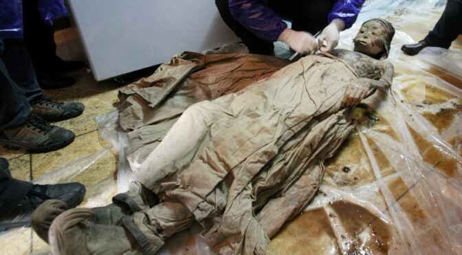 Una momia de 700 años perfectamente conservada en un líquido marrón parecía tener solo unos meses