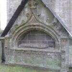 Tallas de piedra medievales en la tumba del obispo yacen invisibles durante 600 años
