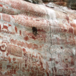 Un antiguo muro de 9 millas de largo con dibujos de 12,500 años de antigüedad fue encontrado en la selva amazónica