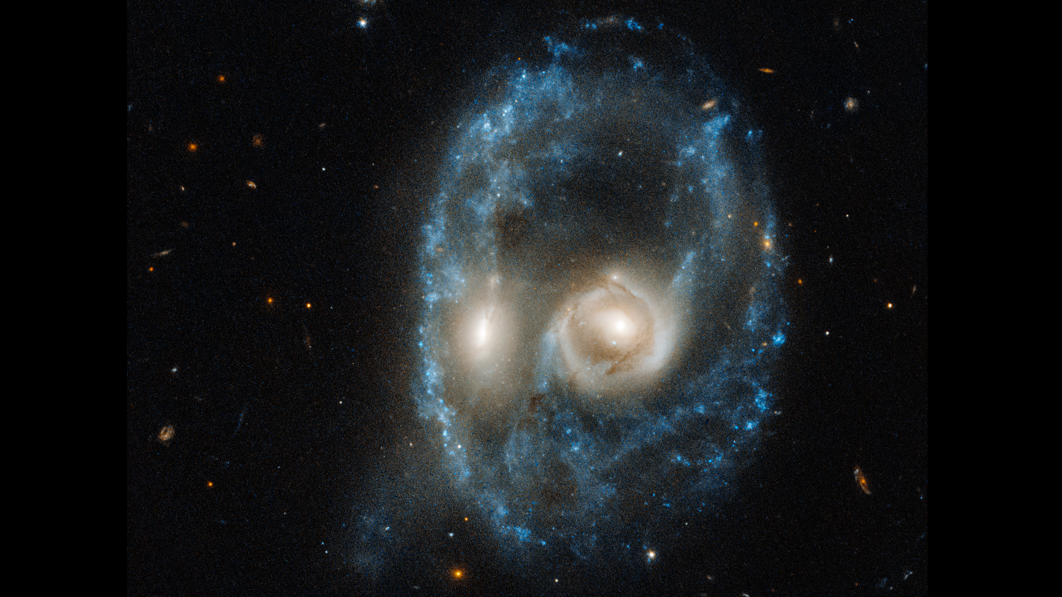¡Fantasma espacial!  El rostro fantasmal con ojos brillantes nos mira a todos en esta espeluznante foto del Hubble